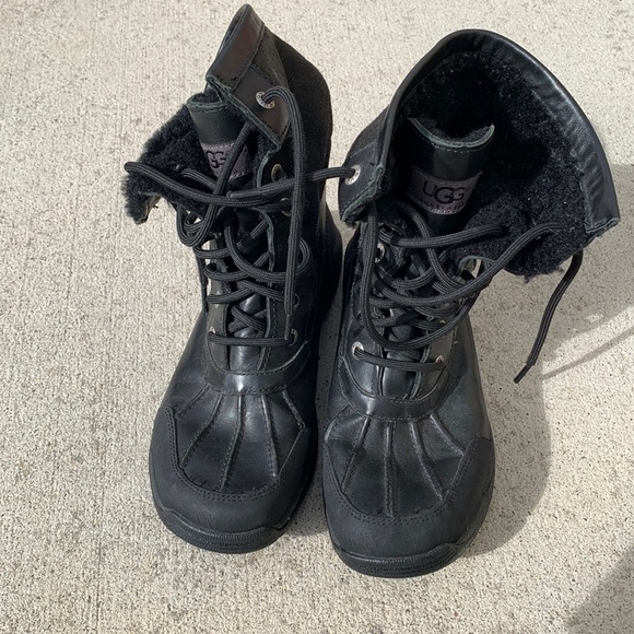 Ugg boots size 5 (big boys size)